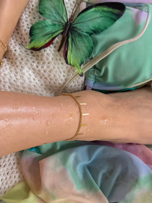 Bratara pentru glezna - "No Shoes, Just Red Flags"