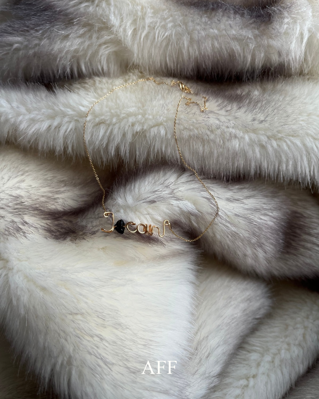 Colier handmade auriu cu mesajul "I CAN"