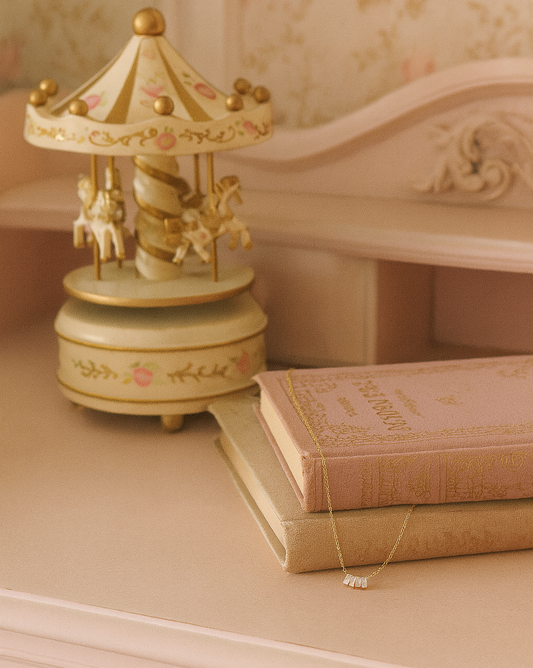 Colier auriu - "Lady In Lace"