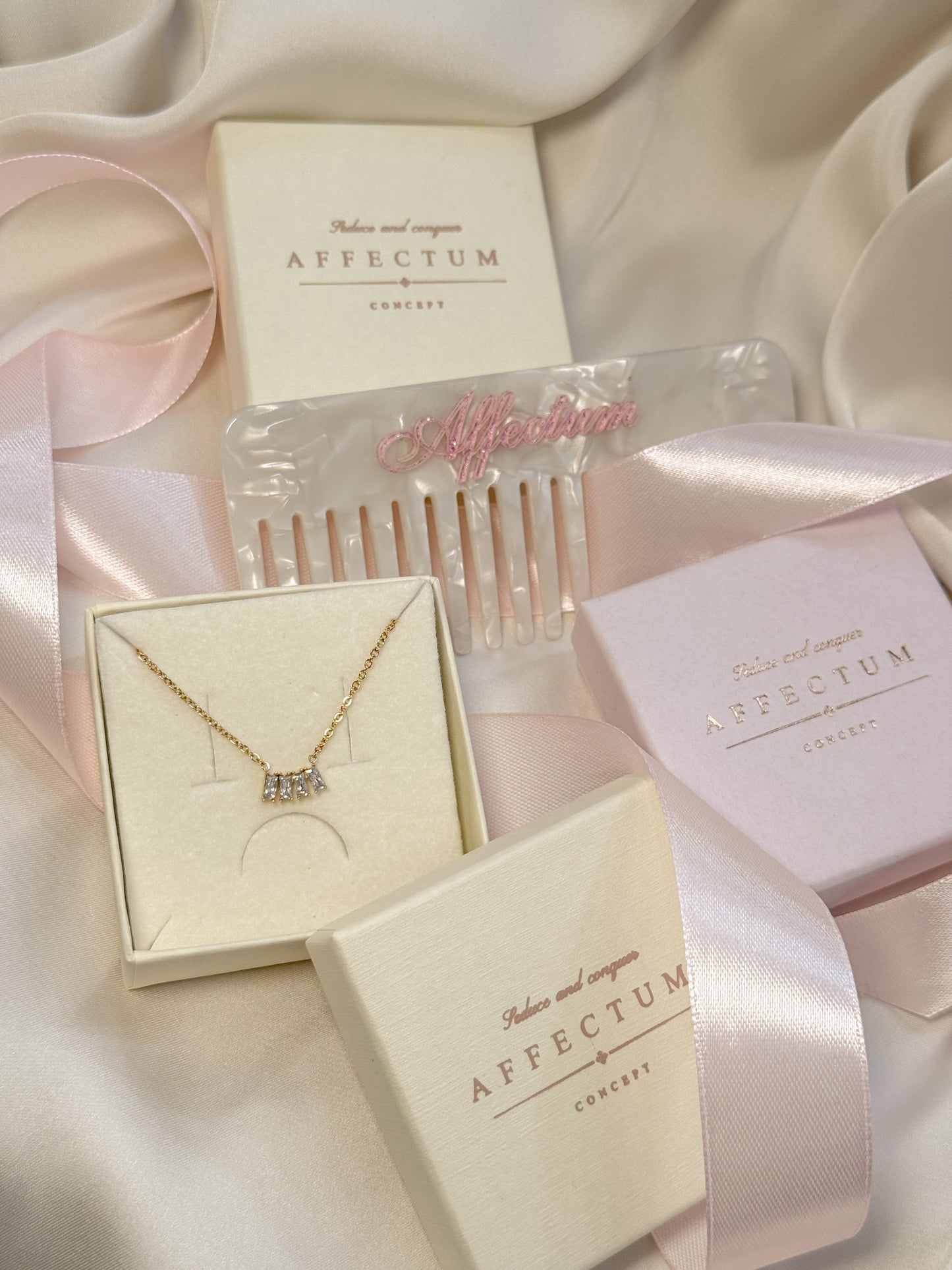 Colier auriu - "Lady In Lace"