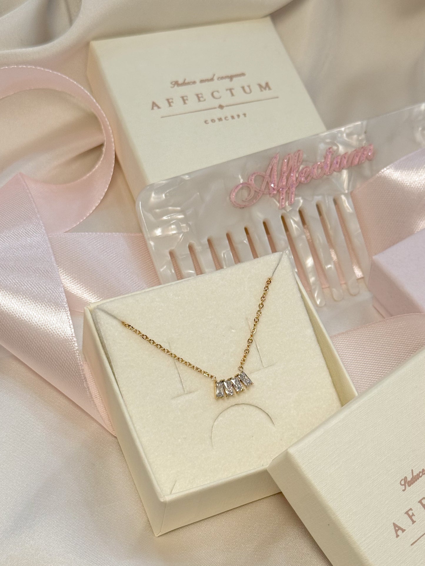 Colier auriu - "Lady In Lace"