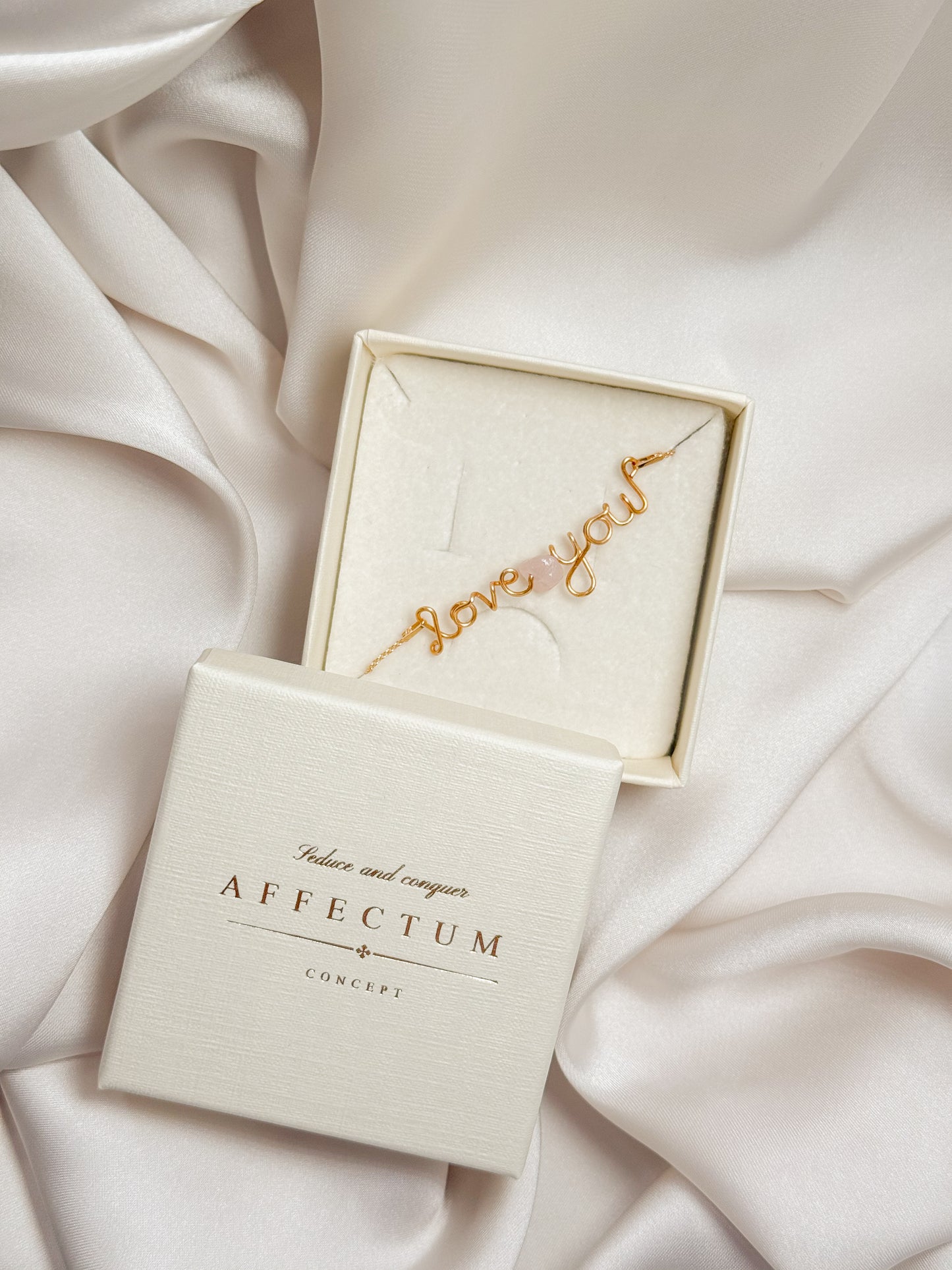 Colier handmade auriu cu mesajul "love you" si cuart roz, piatra inimii