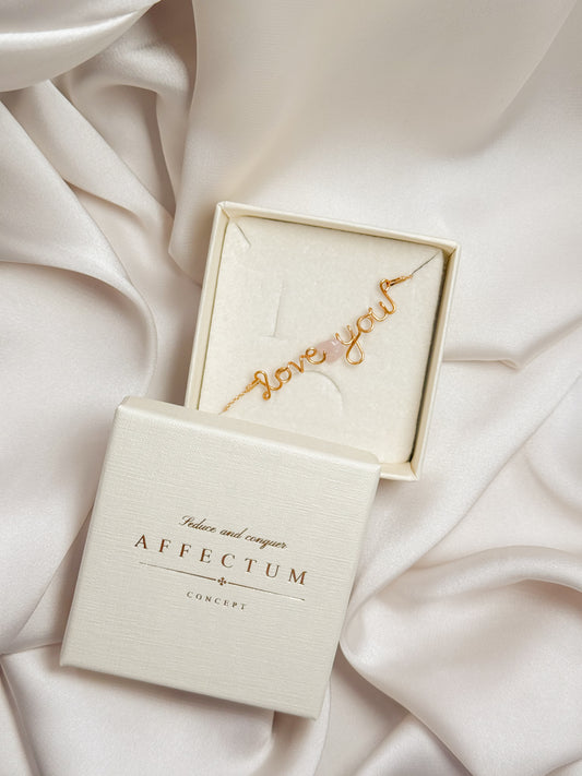 Colier handmade auriu cu mesajul "love you" si cuart roz, piatra inimii