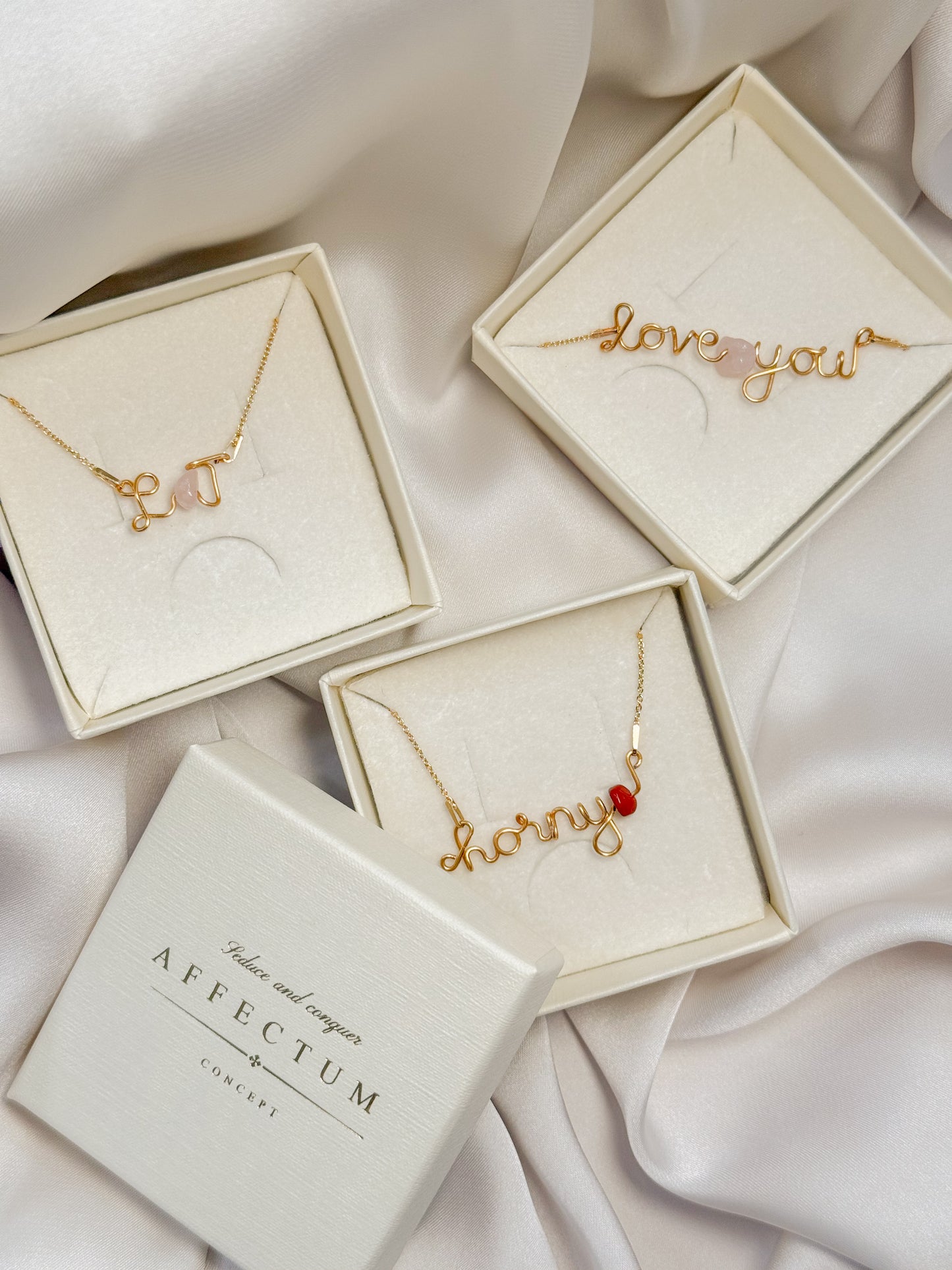 Colier handmade auriu cu mesajul "love you" si cuart roz, piatra inimii