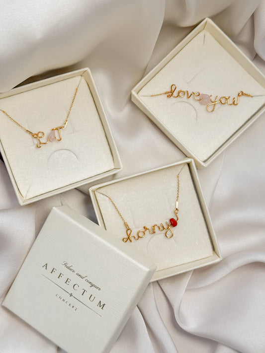 Colier handmade auriu cu mesajul "love you" si cuart roz, piatra inimii